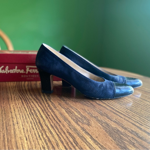 Classic Navy Ferragamo size 9 1/2 - Picture 2 of 6